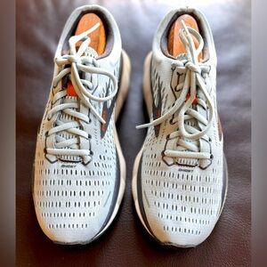 Women’s Brooks Ghost 13 running shoes. Great condition!